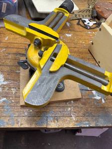 lot 285 image: Adjustable Dual-Angle Bench Vise Clamp on Wood Base