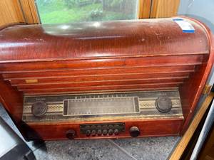 lot 157 image: Vintage Westinghouse Wood Tube Radio Console