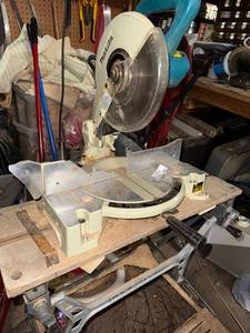 lot 311 image: Makita 10 Inch Compound Miter Saw Model LS1040