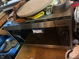lot 313 image: Panasonic Countertop Microwave Oven with Digital Controls