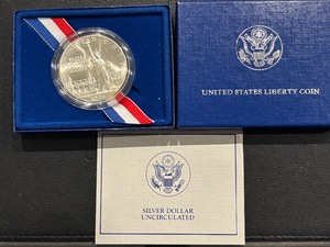 lot 44 image: 1986-P Statue of Liberty Silver Dollar