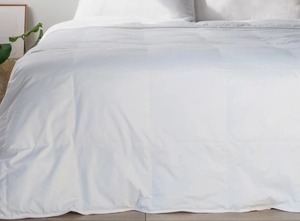 lot 16 image: Twin Twin XL Light Weight Down Alternative Duvet Comforter Insert