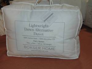 lot 79 image: FullQueen Lightweight Premium Down Alternative Duvet Comforter Insert  BOKSER HOME