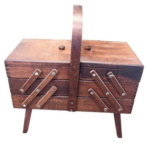 lot 70 image: Vintage Wooden Accordion Sewing Box with Handle and Legs