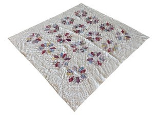 lot 179 image: Vintage Handmade Patchwork Quilt with Dresden Plate Pattern