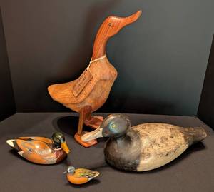 lot 77 image: Duck Decoys and Decor
