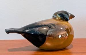 lot 9 image: Oiva Toikka iittala Glass Bird