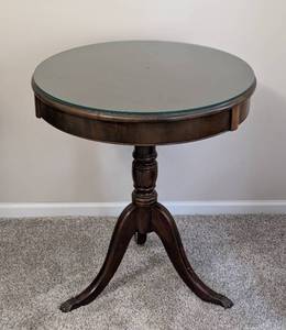 lot 16 image: Vintage Glass Topped Mahogany Drum Table