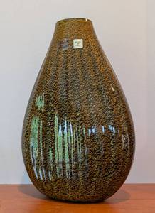 lot 14 image: Sasaki Ribbed Italian Crystal Vase