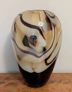 lot 21 image: Jozefina Krosno Poland Art Glass Astro Vase