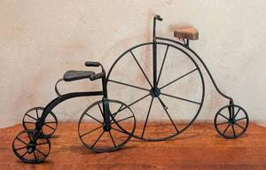 lot 34 image: Vintage Style Bicycle Decor and Wall Hanging