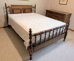 lot 27 image: Vintage Wood Full Size Bed Frame