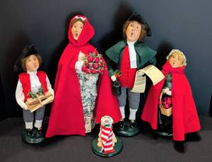 lot 68 image: Byers Choice Christmas Caroler Figurines