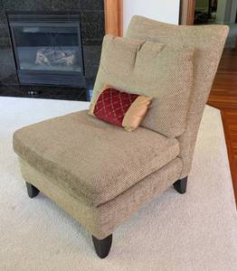lot 110A image: Hickory White Tweed Upholstered Lounge Chair