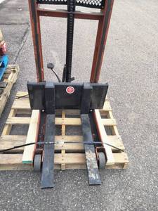 lot 66 image: PrestoLifts M252 Hydraulic Stacker Lift Truck