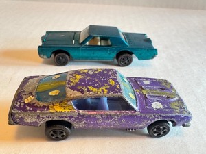 lot 68HW image: Pair of Vintage Redline Hot Wheels Custom Barracuda Purple & Custom Continental Mark 3 Blue