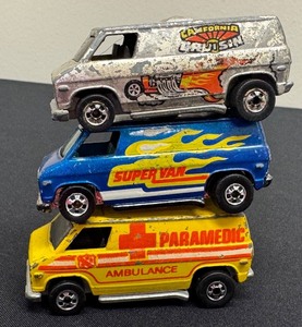 lot 159 image: Set of 3 Vintage Hot Wheels Super Vans Including Paramedic