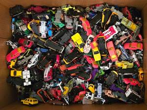 lot 106K image: DR - Box of Loose Used Hot Wheels and Die-Cast Toy Cars Assortment