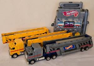 lot 134K image: DR - Hot Wheels 25th Anniversary Case with 2 Carrier Trucks and Extra Trailer