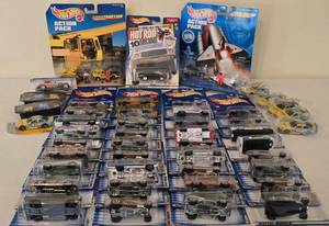 lot 152K image: K - Hot Wheels Die-Cast Car Collection with Action Packs and Accessories