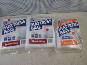 lot 106 image: (EC1) Moving Mattress Bags - 2 Quee...