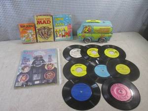 lot 107 image: (CSB) Vintage 1970s BooksMagazine...
