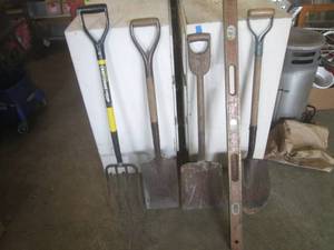 lot 151 image: (EW1) 3 Short Handle Shovels, Const...