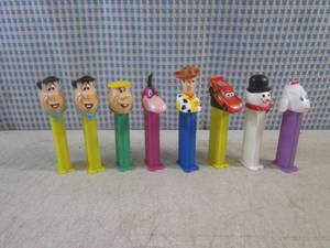 lot 199 image: (EC1) Assorted Vintage Pez Dispense...