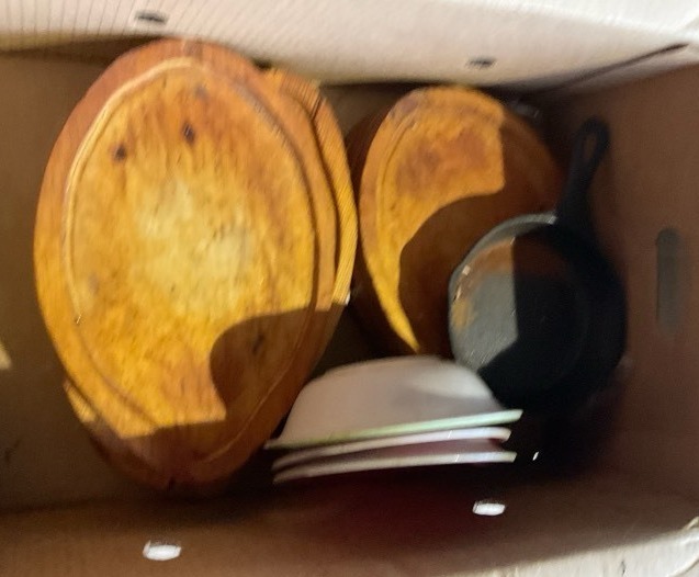 lot 1175 image: Lot of fajita trays, bowls, and cast iron skillet