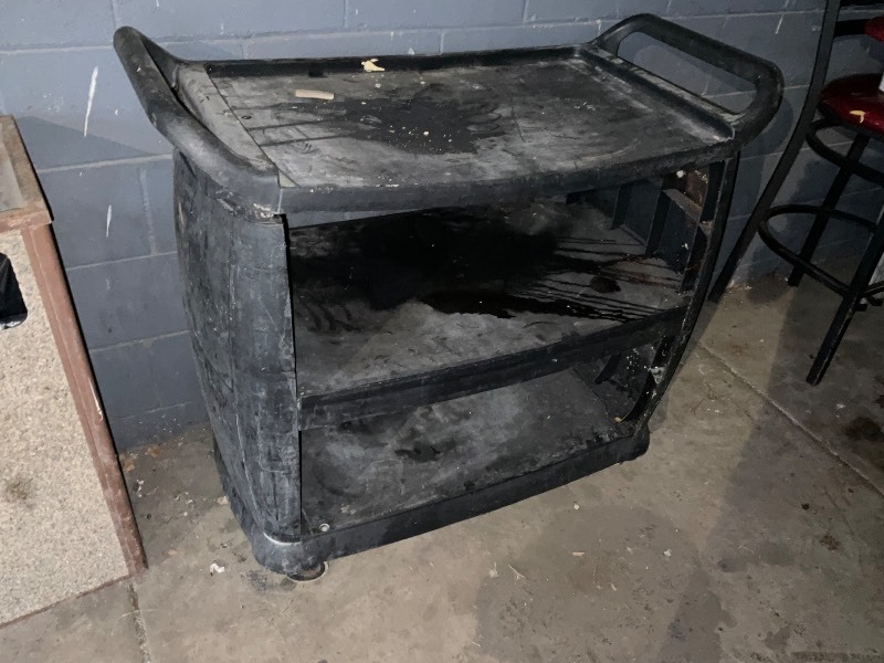 lot 82 image: Bussing cart