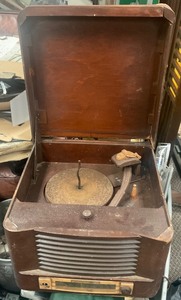 lot 2-1 image: VINTAGE 1947 ADMIRAL 6RT43A TUBE RADIO & RECORD PLAYER