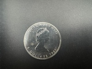 lot 42 image: 1989 BU Canadian 1 Oz. .9999 Silver Maple Leaf Coin