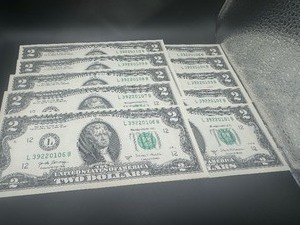 lot 100 image: Ten Sequential $2 Bills