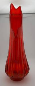 lot 8 image: L.E. Smith Red Swung Vase