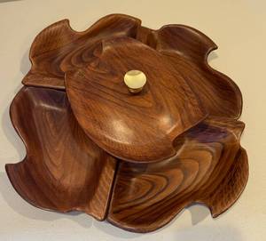 lot 24 image: California Pottery Serving Dish Platter