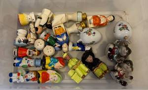 lot 29 image: Box of Vintage Salt & Pepper Shakers