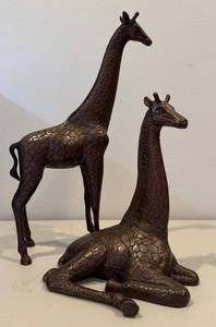 lot 32 image: Set of 2 Giraffe Statues