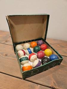 lot 64 image: Vintage Set of Billiard Balls