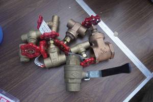 lot 61 image: Lot of Brass Valves 12 34 1 & 1 12