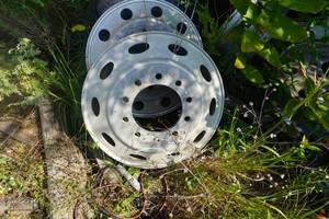 lot 69 image: 3 - 10 Bolt Semi Truck Rims