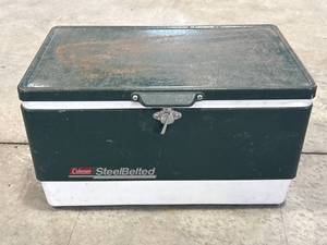 lot 24 image: Vintage Coleman Steel Belted Cooler 22 12 x 13 12 x 12 12