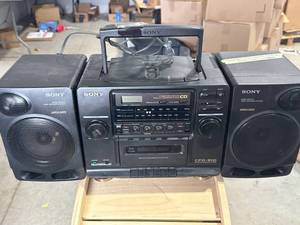 lot 28 image: Sony CFD-510 CD Player