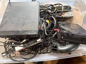 lot 41 image: Nintendo Wii, DVD Player & Cords