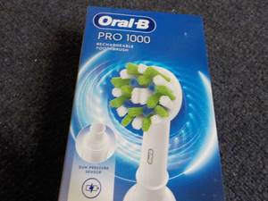 lot 153 image: Oral B Pro 1000 Rechargeable Toothb...