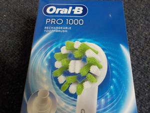 lot 154 image: Oral B Pro 1000 Rechargeable Toothb...