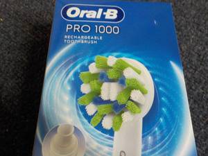 lot 155 image: Oral B Pro 1000 Rechargeable Toothb...