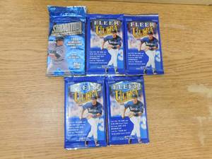lot 364 image: (4) 2000 Fleer Ultra & (1) 1999 Stadium Baseball Factory Sealed Packs