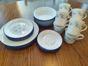 lot 13 image: Set of Corelle Dinnerware