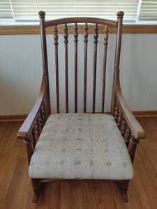 lot 21 image: Antique Wood Rocking Chair