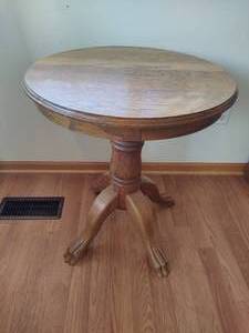 lot 88 image: Solid Oak Farmhouse Claw Foot Side Table